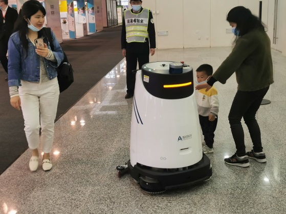 知性の業務用床洗浄ロボット アリーテクノロジー